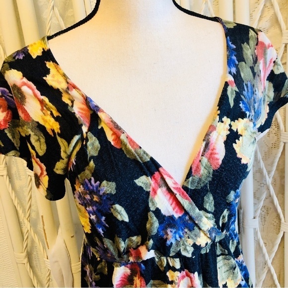 Kimchi Blue Top Dark Blue with Pink Floral Deep V Urban Outfitters size Medium - Picture 4 of 16